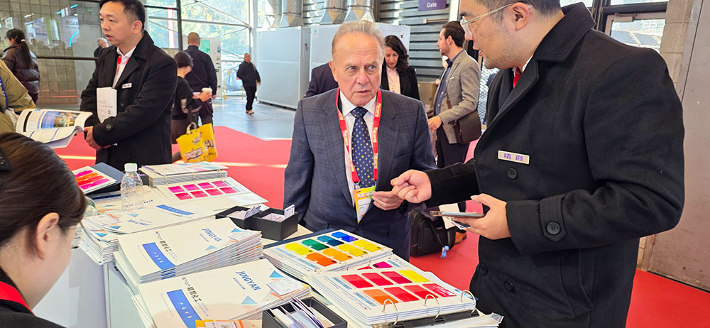 与国际客户洽谈交流